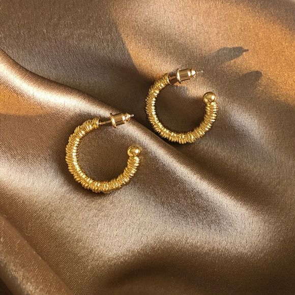 18K Gold Plated Minimalistic String Wired Hoop Earrings - Picture 5 of 6